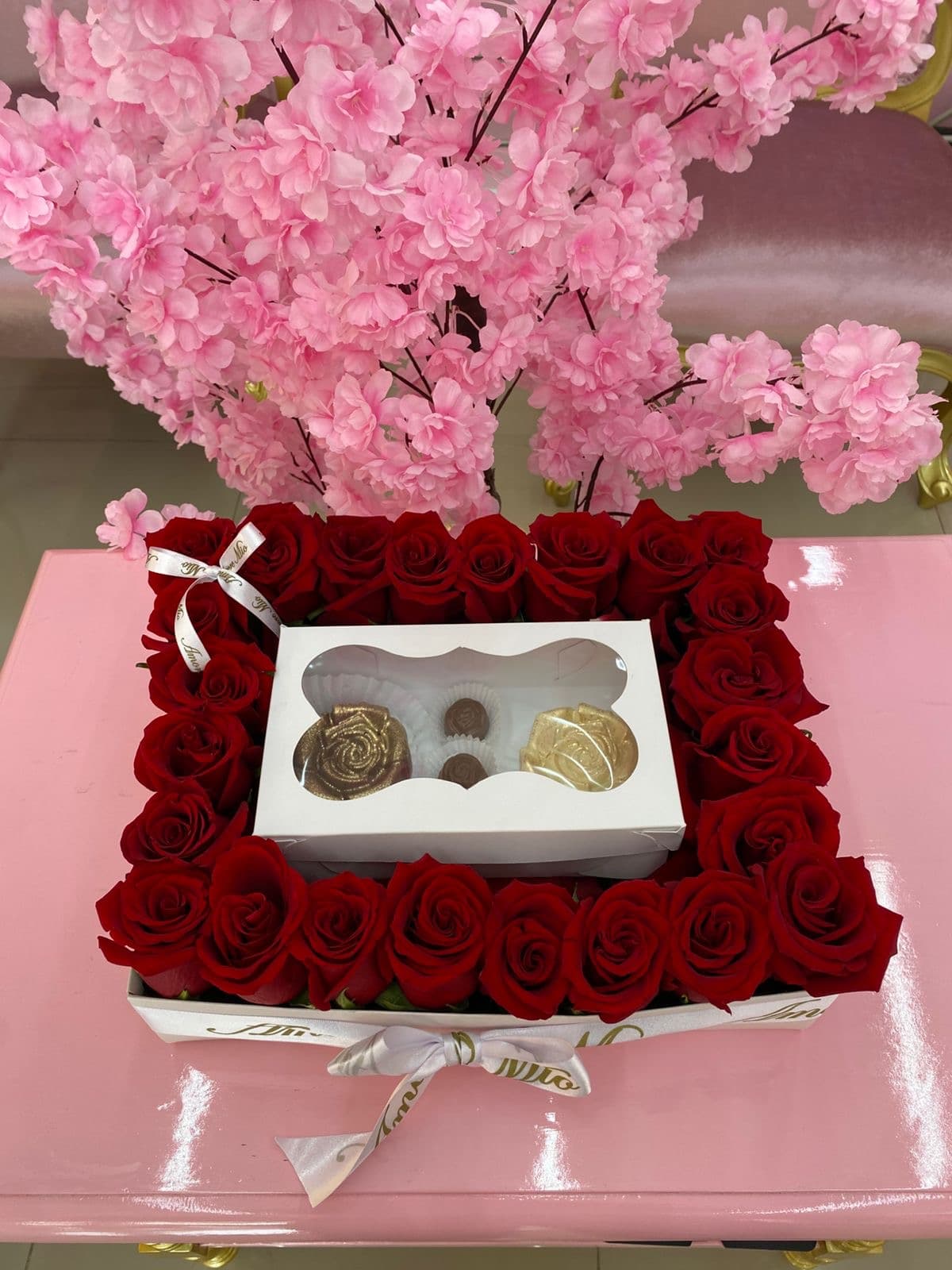Caja de rosas y chocolates