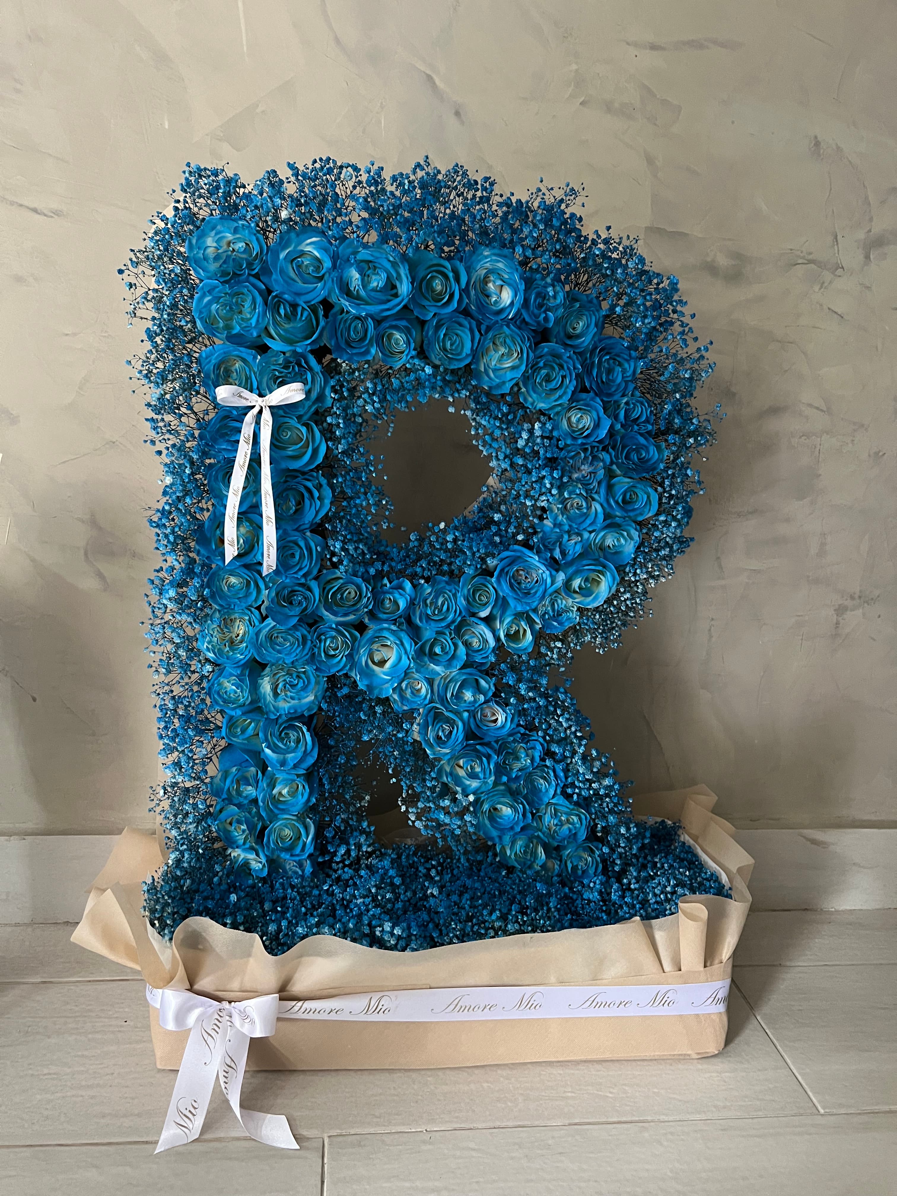 Letra en rosas azules