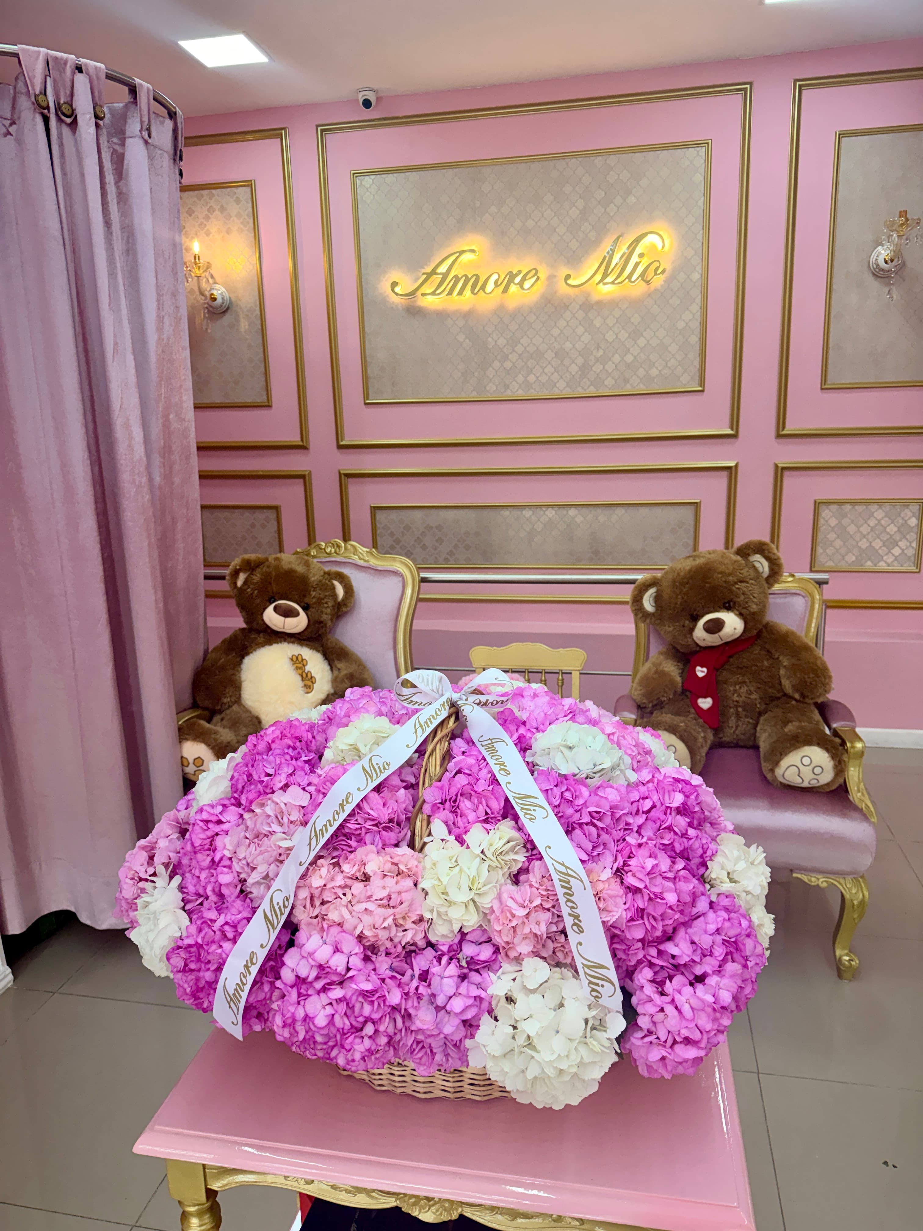 60 hortensias en canasta de mimbre