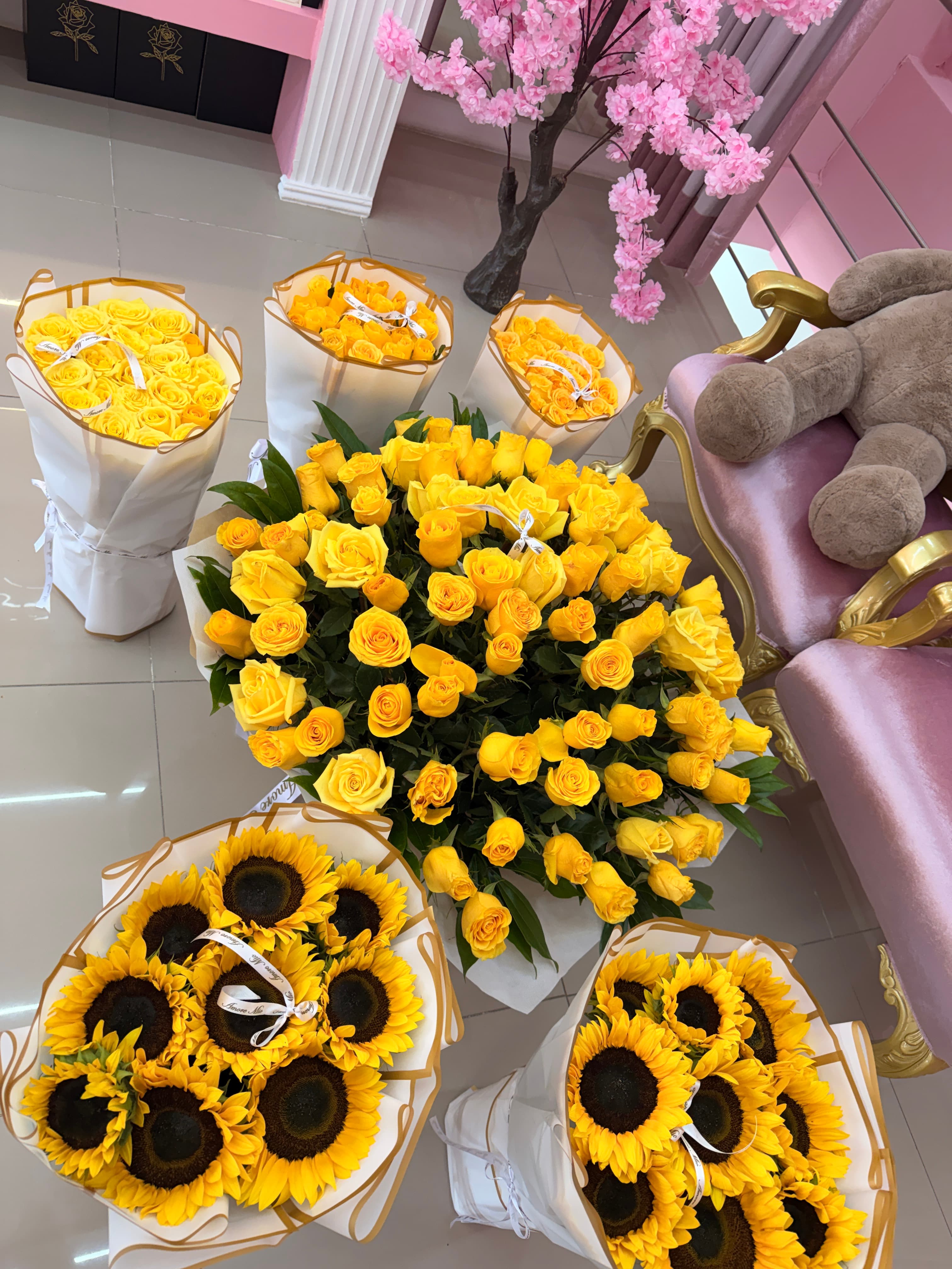 Girasoles y rosas amarillas