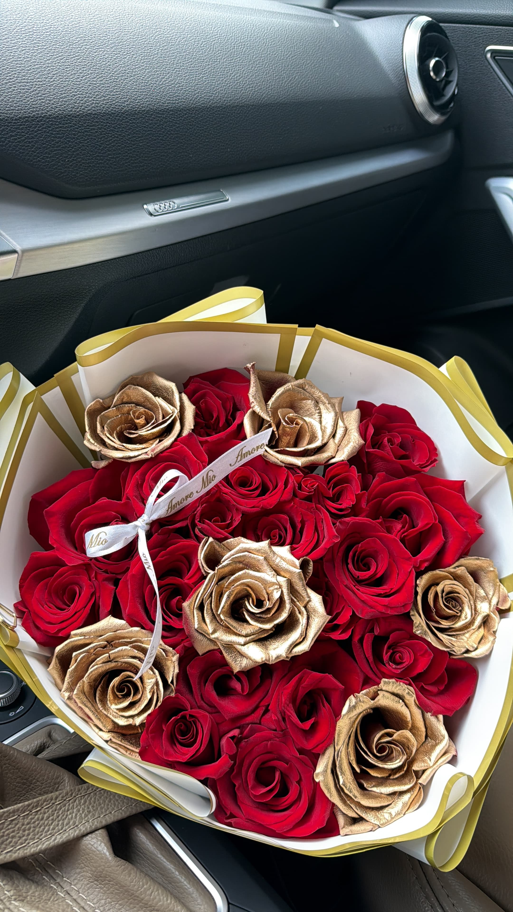 Rosas + Golden Flowers