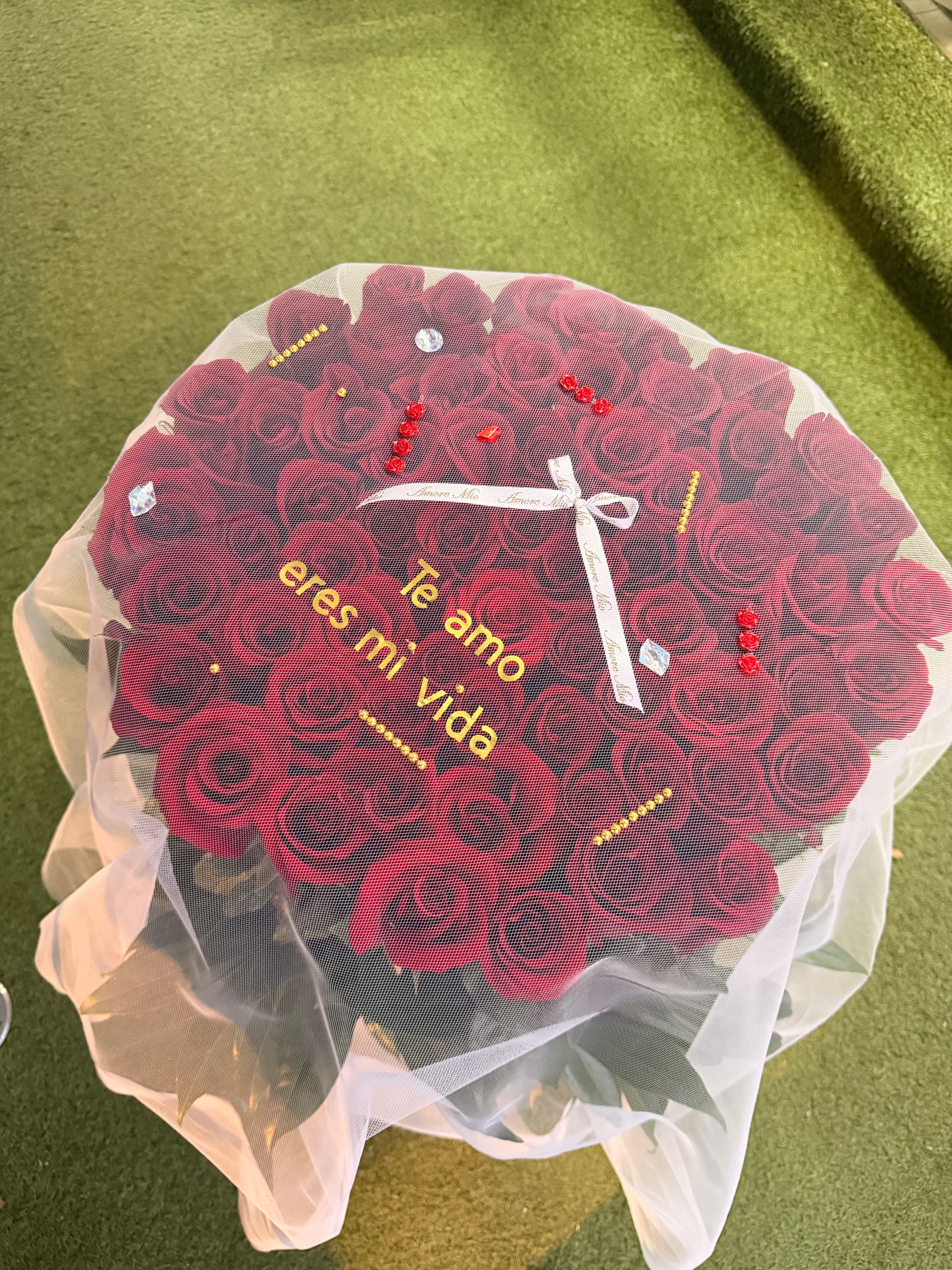 72 rosas especial en canasta con velo personalizado